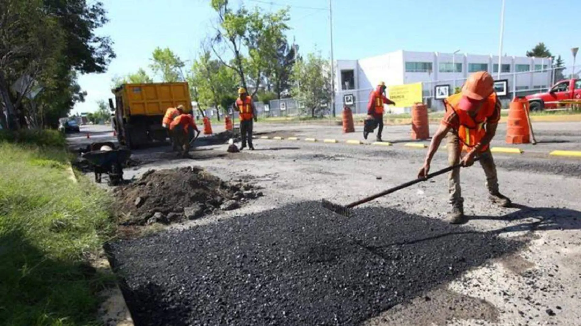 El gobierno estatal pondrá un marcha un programa de mantenimiento vial denominado 'bacheo nocturno'